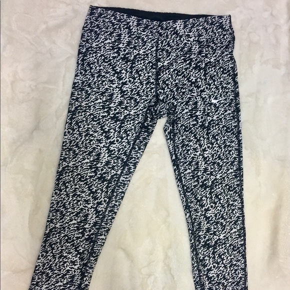 Nike Drifit Crop Black & White Print Legging Size Medium - Picture 2 of 7